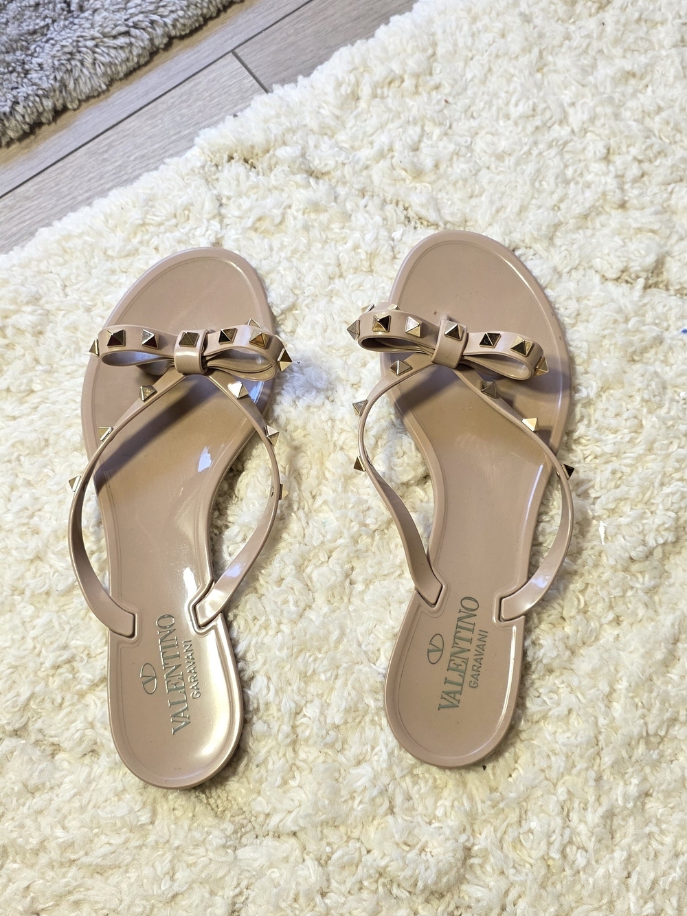 Valentino Garavani Beige Studded Bow Thong Sandals - Picture 10 of 11